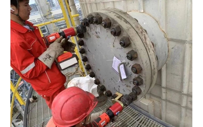 乐鱼(中国)门生产安装能否用锂电扭矩扳手预紧?